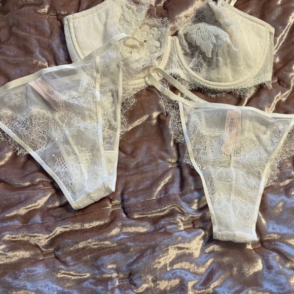 New Victorias Secret 34DDD Embellished Bra & 2 Panties Retail $110 Bride - Picture 12 of 14